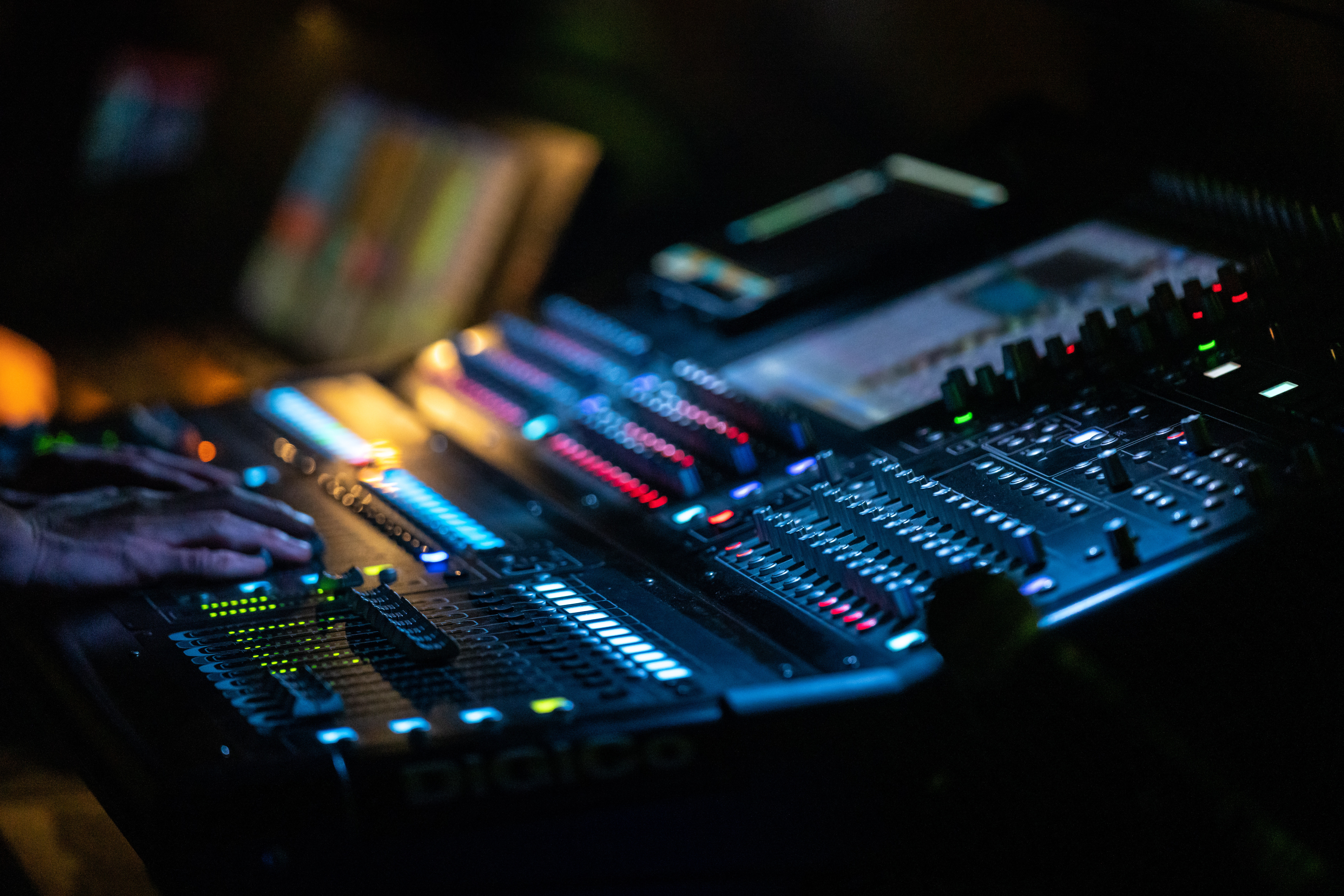 Benefits of Using a Mixing Console